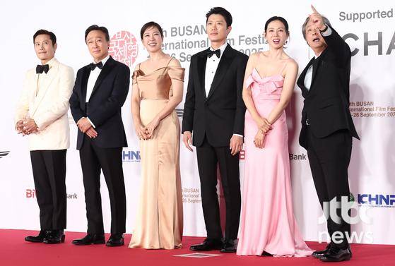 17일 오후 부산 해운대구 우동 영화의 전당에서 30회 부산국제영화제(BIFF) 개막식이 열렸다. 박찬욱 감독, 배우 이병헌, 이성민, 염혜란, 박희순, 손예진이 참석해 포즈를 취하고 있다. 부산=박세완 엔터뉴스팀 기자 park.sewan@jtbc.co.kr