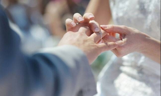 서로 결혼 반지를 끼워주던 초심은 어디로 갔을까? 60세 이상 이혼도 크게 늘고 있다.  [사진=게티이미지뱅크]