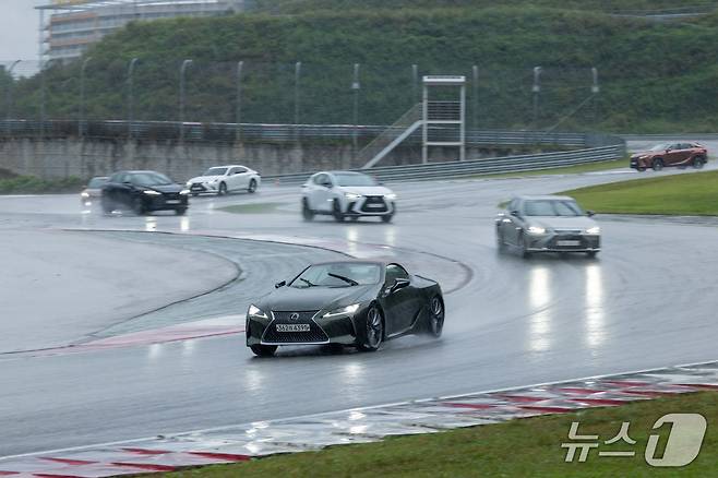 16일 강원 인제 스피디움에서 토요타코리아가 미디어를 대상으로 개최한 '토요타 가주 레이싱 모터스포츠 클래스'에서 기자들이 도요타, 렉서스 양산차를 타고 트랙을 질주하는 모습(토요타코리아 제공). 2025.09.16.