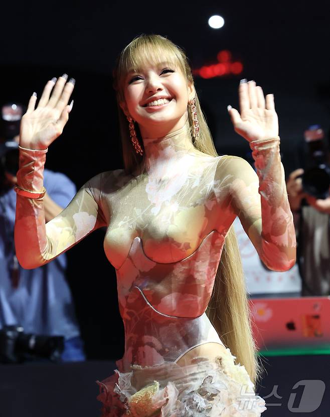 블랙핑크 리사가 17일 오후 부산 해운대구 영화의전당에서 열린 ‘제30회 부산국제영화제’(BIFF) 개막식에 참석해 포즈를 취하고 있다. ⓒ News1 권현진 기자