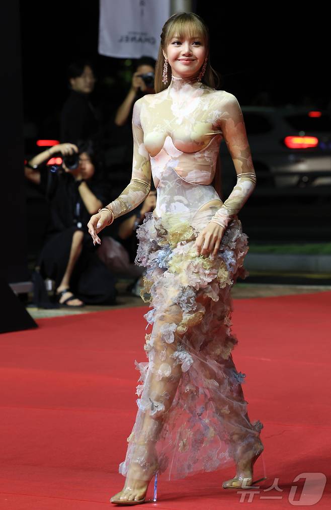 블랙핑크 리사가 17일 오후 부산 해운대구 영화의전당에서 열린 ‘제30회 부산국제영화제’(BIFF) 개막식에 참석해 레드카펫을 밟고 있다. ⓒ News1 권현진 기자