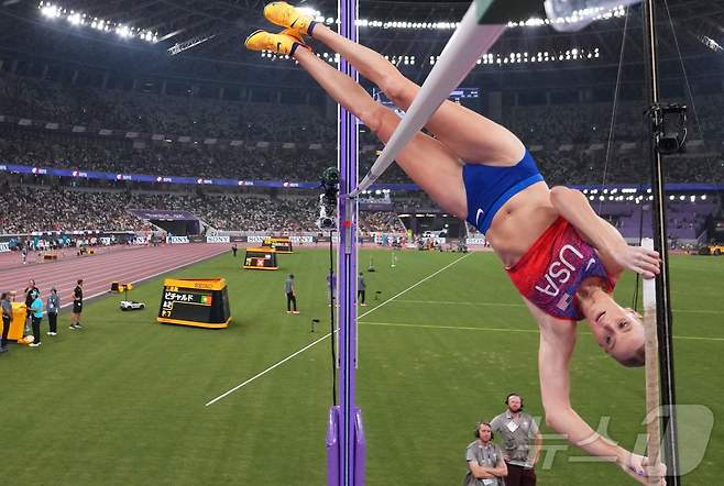 미국의 케이티 문이 세계육상선수권 장대높이뛰기 3연패를 달성했다. ⓒ AFP=뉴스1