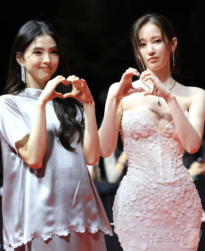 배우 한소희와 전종서(오른쪽)가 17일 오후 부산 해운대구 영화의전당에서 열린 ‘제30회 부산국제영화제’(BIFF) 개막식에 참석해 하트 포즈를 취하고 있다. ⓒ News1 권현진 기자