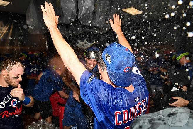 시카고 컵스 선수들이 18일(한국시간) 포스트시즌 진출을 확정한 뒤 샴페인을 터뜨리며 자축하고 있다. ⓒ AFP=뉴스1