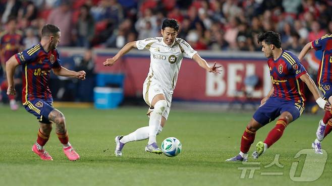 손흥민이 18일(한국시간)미국 유타주 솔트레이크시티 아메리카 퍼스트 필드에서 열린 레알 솔트레이크와의 2025 MLS 원정 경기에서 후반 상대 문전을 향해 돌파하고 있다. ⓒ AFP=뉴스1