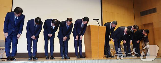 조좌진 롯데카드 대표이사(가운데)가 18일 서울 중구 부영태평빌딩 컨벤션홀에서 열린 언론 브리핑에서 롯데카드 대규모 해킹 사고 관련 대국민 사과를 하고 있다. 2025.9.18/뉴스1 ⓒ News1 박지혜 기자