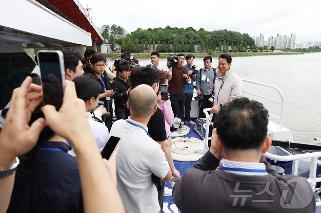 오세훈 서울시장이 18일 서울 영등포구 여의도 선착장에서 광진구 뚝섬 선착장으로 향하는 한강버스 정식 운항 기념 시승식에 참석해 있다. (공동취재) 2025.9.18/뉴스1 ⓒ News1 김명섭 기자