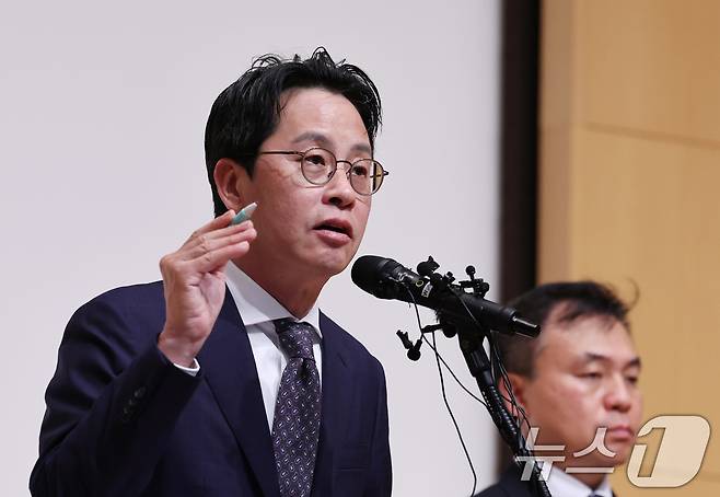 조좌진 롯데카드 대표이사가 18일 서울 중구 부영태평빌딩 컨벤션홀에서 열린 언론 브리핑에서 롯데카드 대규모 해킹 사고 관련 대국민 사과를 마친 뒤 취재진 질문에 답하고 있다. 2025.9.18/뉴스1 ⓒ News1 박지혜 기자