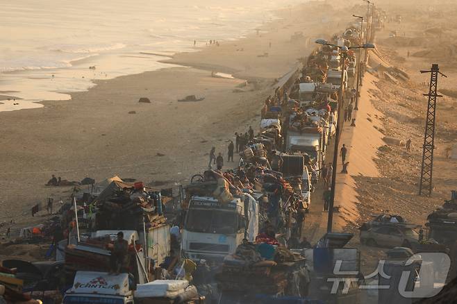 18일(현지시간) 이스라엘군의 군사 작전으로 인해 북부 가자지구에서 탈출한 팔레스타인 난민들이 이스라엘군의 명령에 따라 남쪽으로 이동하고 있다. 2025. 09. 18. ⓒ 로이터=뉴스1 ⓒ News1 양은하 기자