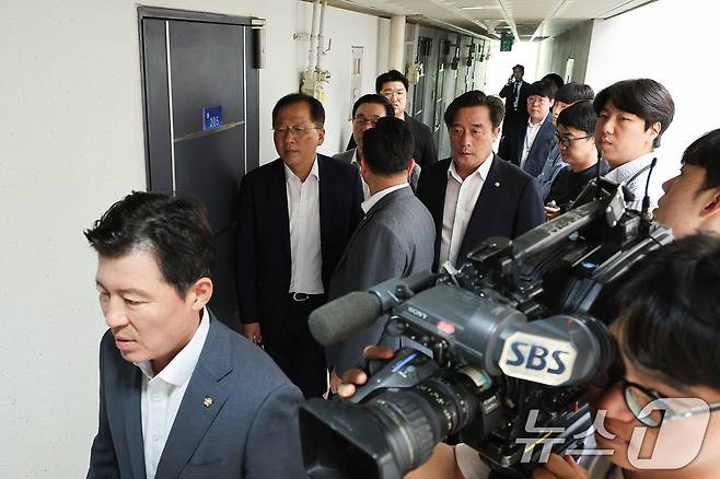 국민의힘 의원들이 18일 오후 서울 여의도의 한 오피스텔에 위치한 국민의힘 당원명부를 관리하는 데이터베이스(DB) 관리 업체를 찾아 김건희특검팀의 압수수색에 대응하고 있다. 2025.9.18/뉴스1 ⓒ News1 신웅수 기자