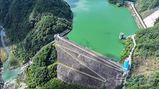지난 10일 강원 평창군 대관령면 도암댐에 초록빛 물이 차 있다. 환경부와 강릉시가 가뭄 해소를 위해 도암댐 물을 비상 방류해 한시적으로 생활용수로 쓰기로 했다. (뉴스1 DB) ⓒ News1 김진환 기자