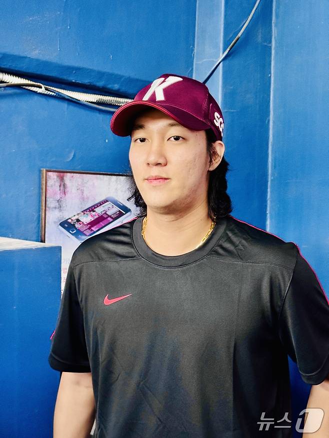 키움 투수 안우진이 18일 잠실 두산전에 앞서 취재진과 인터뷰를 하고 있다.ⓒ News1 서장원 기자