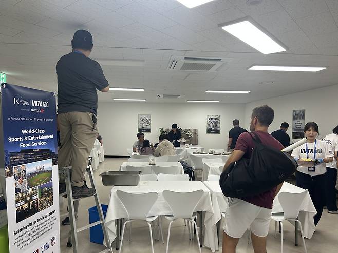 코리아오픈 테니스 대회에 참가한 선수들이 식사를 하는 공간에 누수가 발생한 모습.(코리아오픈 조직위원회 제공)