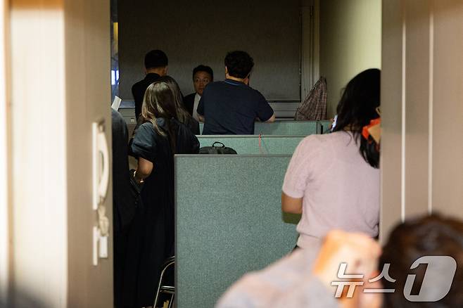 18일 서울 여의도 국민의힘 중앙당사 인근 당원명부 관리 데이터베이스(DB) 업체 사무실에서 김건희 특검팀(민중기 특별검사)이 압수수색 강제집행을 하고 있다. 2025.9.18/뉴스1 ⓒ News1 유승관 기자