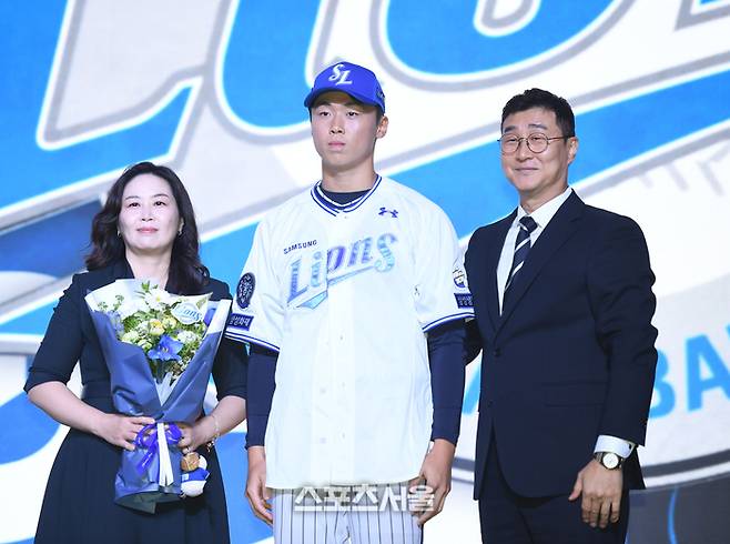 서울고 이호범(가운데)이 17일 서울 송파구 롯데호텔 월드에서 열린 2026 KBO 리그 신인드래프트에서 삼성에 지명된 후 기념촬영을 하고 있다. 최승섭기자 thunder@sportsseoul.com