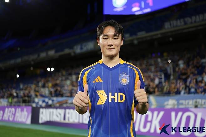 울산 엄원상이 17일 청두전에서 승리한 뒤 포즈를 취하고 있다. 사진 | 한국프로축구연맹