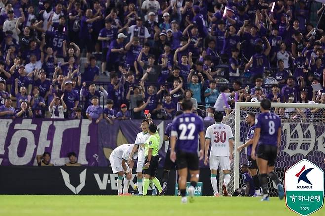 대전 하창래(가운데)가 안양전에서 퇴장당하고 있다. 사진 | 한국프로축구연맹