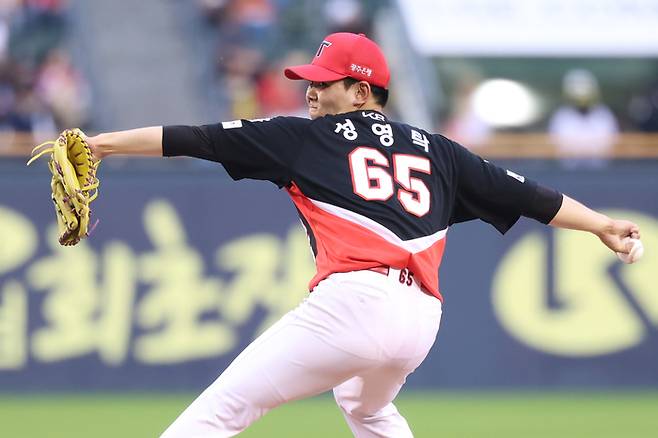 KIA 성영탁이 잠실구장에서 열린 2025 KBO리그 LG전에서 역투하고 있다. 사진 | KIA 타이거즈