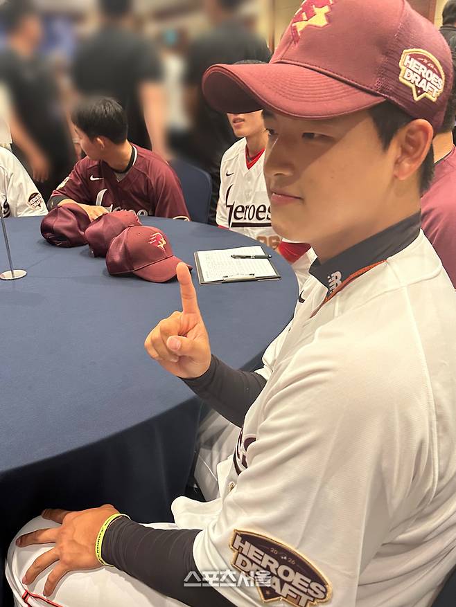 2026 신인드래프트 전체 1순위로 키움에 입단한 박준현이 드래프트 후 취재진의 인터뷰에 응하고 있다. 롯데호텔월드 | 이소영 기자 sshong@sportsseoul.com