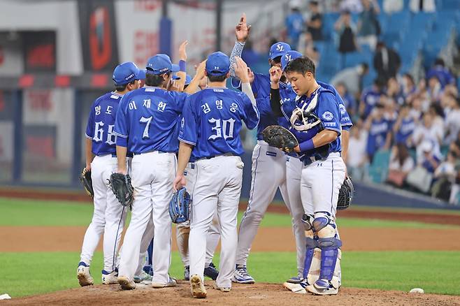 삼성 선수들이 16일 대구삼성라이온즈파크에서 열린 2025 KBO리그 롯데전 승리 후 하이파이브 하고 있다. 사진 | 삼성 라이온즈