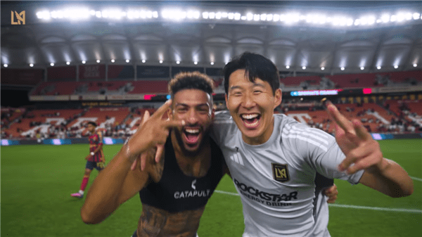 손흥민이 로스엔젤레스 FC(LAFC)는 18일 오전 10시 30분(한국시간) 미국 솔트레이크 시티에 위치한 아메리카 퍼스트 필드에서 레알 솔트레이크와의 2025시즌 미국 메이저리그사커(MLS) 서부 컨퍼런스 정규 리그 경기에서 해트트릭으로 4-1로 승리를 견인한 뒤 인터뷰에서 드니 부앙가가 난입해 인터뷰가 중단되고 춤사위가 벌어지고 있다. /사진=LAFC