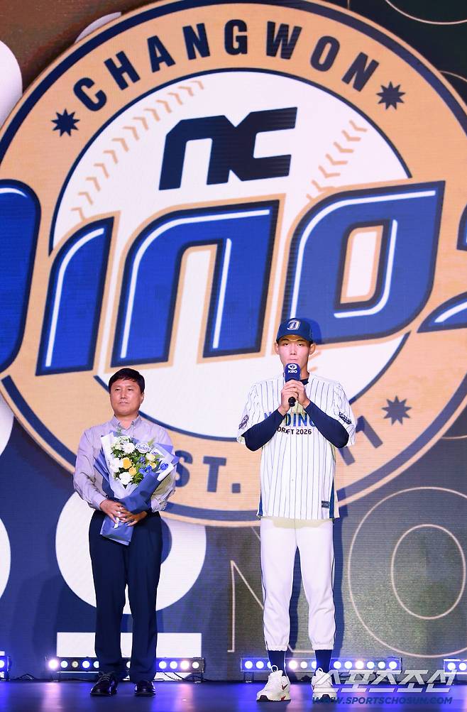 2026 KBO 신인 드래프트가 17일 서울 롯데호텔월드에서 열렸다. NC에 1라운드 지명된 유신고 신재인이 소감을 말하고 있다. 잠실=박재만 기자 pjm@sportschosun.com/2025.09.17/