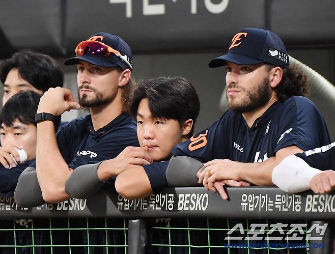 17일 광주 기아챔피언스필드에서 열린 한화-KIA전. 한화 와이스, 정우주, 폰세가 경기를 지켜보고 있다. 광주=정재근 기자 cjg@sportschosun.com/2025.9.17/