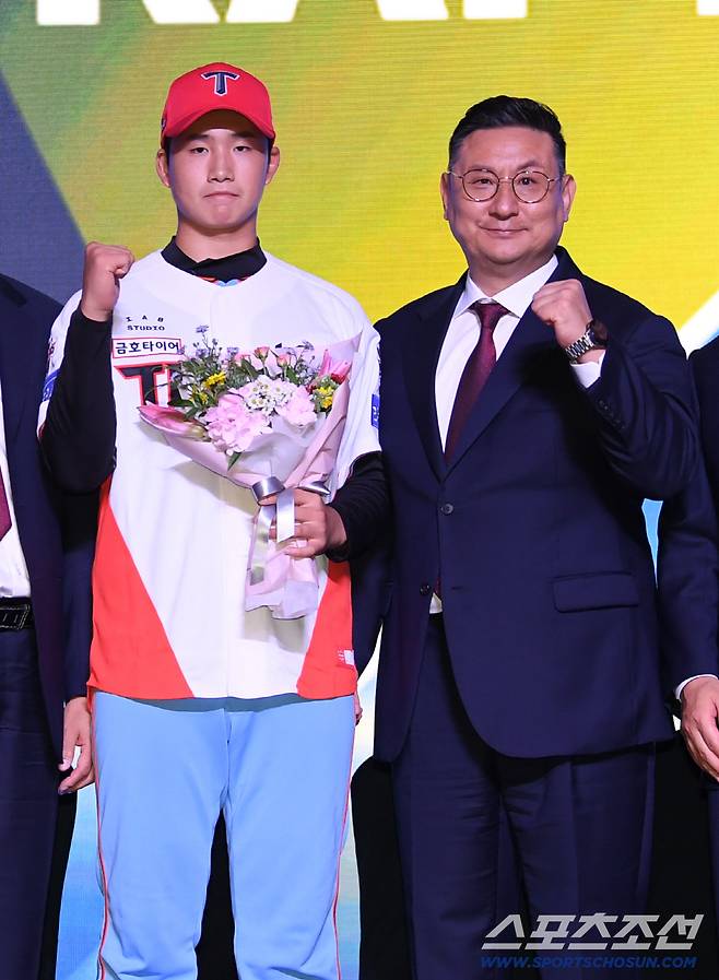 2026 KBO 신인 드래프트가 17일 서울 롯데호텔월드에서 열렸다. KIA에 지명된 광남고BC 김현수가 기념촬영을 하고 있다. 잠실=박재만 기자 pjm@sportschosun.com/2025.09.17/