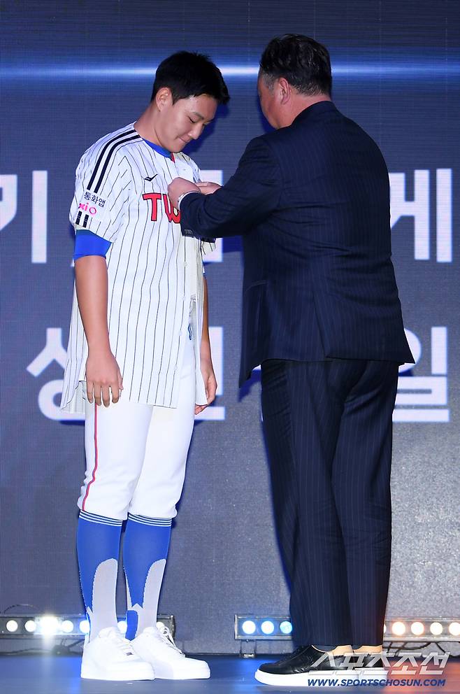2026 KBO 신인 드래프트가 17일 서울 롯데호텔월드에서 열렸다. LG에 1라운드 지명된 경기항공고 양우진이 기념촬영을 하고 있다. 잠실=박재만 기자 pjm@sportschosun.com/2025.09.17/