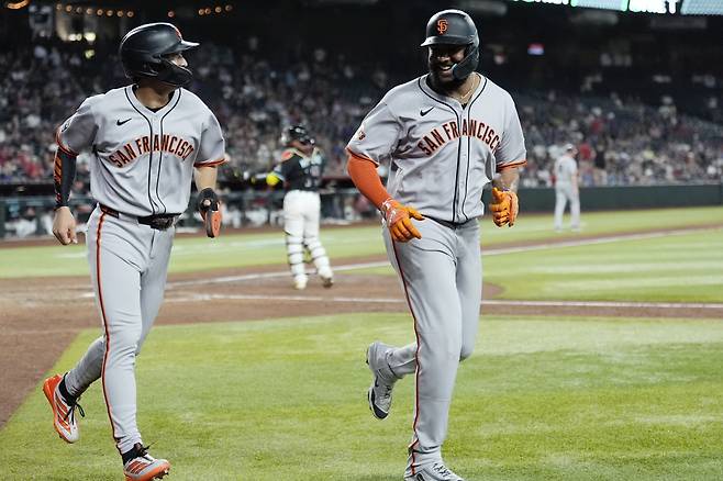 벼랑 끝에 몰린 샌프란시스코 자이언츠가 이정후를 연장전 대주자로 기용했다. 한 경기 한 경기가 결승전인 마당이라 승리를 위해서 수단과 방법을 가리지 않는 분위기다.샌프란시스코는 18일(한국시간) 미국 애리조나 체이스필드에서 열린 2025 메이저리그 애리조나 다이아몬드백스와의 경기에서 5대1로 승리했다. 이정후는 연장 11회 대주자로 들어갔다. 득점을 올려 승리에 힘을 보탰다.AP연합뉴스