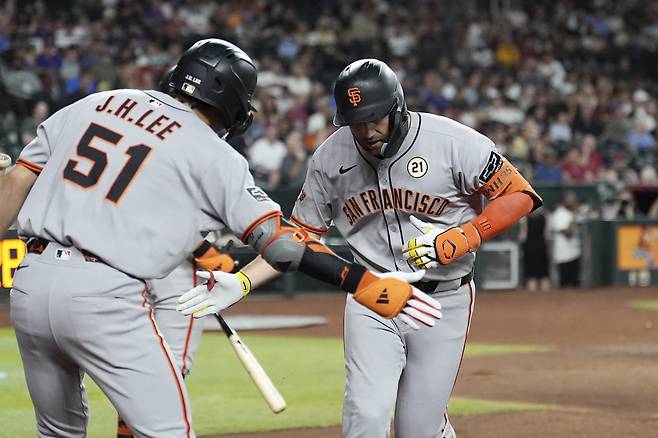 San Francisco Giants' Casey Schmitt, right, celebrates his home run against the Arizona Diamondbacks with Giants' Jung Hoo Lee (51), of South Korea, during the third inning of a baseball game Monday, Sept. 15, 2025, in Phoenix. (AP Photo/Ross D. Franklin)







<저작권자(c) 연합뉴스, 무단 전재-재배포, AI 학습 및 활용 금지>