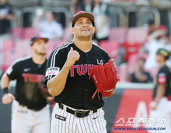 18일 수원 케이티위즈파크에서 열린 KT와 LG의 더블헤더 1차전 경기. 6회 투구를 마치고 마운드를 내려오는 LG 치리노스. 수원=송정헌 기자songs@sportschosun.com/2025.09.18/