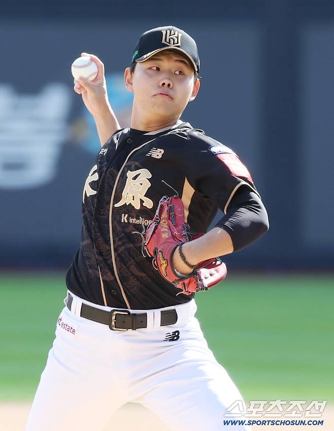 18일 수원 케이티위즈파크에서 열린 KT와 LG의 더블헤더 1차전 경기. 선발 투구하고 있는 KT 소형준. 수원=송정헌 기자songs@sportschosun.com/2025.09.18/