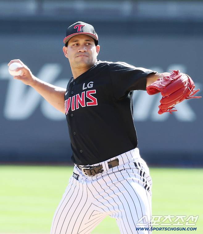 18일 수원 케이티위즈파크에서 열린 KT와 LG의 더블헤더 1차전 경기. 선발 투구하고 있는 LG 치리노스. 수원=송정헌 기자songs@sportschosun.com/2025.09.18/