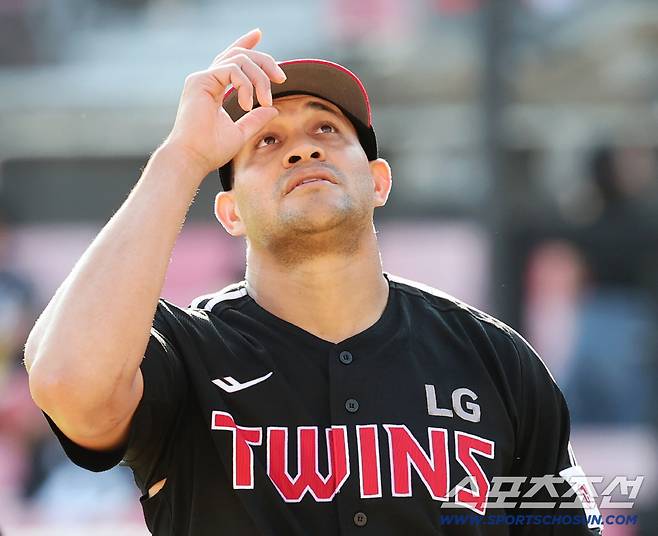 18일 수원 케이티위즈파크에서 열린 KT와 LG의 더블헤더 1차전 경기. 5회 투구를 마치고 마운드를 내려오는 LG 선발 치리노스. 수원=송정헌 기자songs@sportschosun.com/2025.09.18/