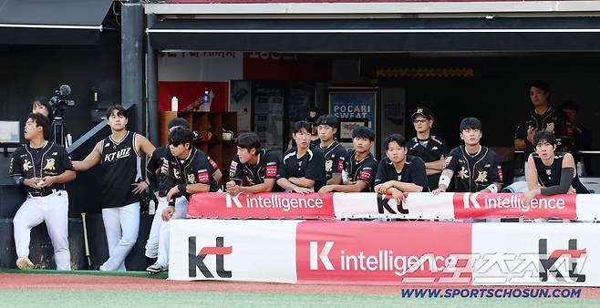 18일 수원 케이티위즈파크에서 열린 KT와 LG의 더블헤더 1차전 경기. 9회초 경기 지켜보는 KT 선수들. 수원=송정헌 기자songs@sportschosun.com/2025.09.18/