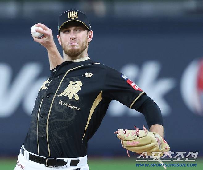 18일 수원 케이티위즈파크에서 열린 KT와 LG의 더블헤더 2차전. 투구하고 있는 KT 패트릭. 수원=송정헌 기자songs@sportschosun.com/2025.09.18/