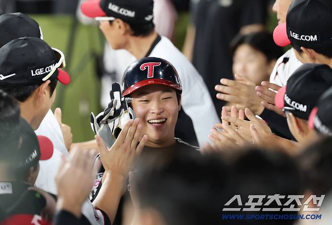 18일 수원 케이티위즈파크에서 열린 KT와 LG의 더블헤더 2차전. 2회 LG 신민재가 2타점 적시타를 날렸다. 득점한 박관우. 수원=송정헌 기자songs@sportschosun.com/2025.09.18/