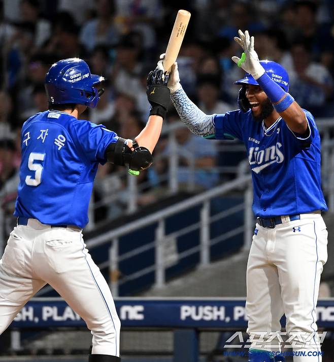 18일 창원NC파크에서 열린 삼성과 NC의 경기, 8회초 삼성 구자욱이 동점 솔로홈런을 치고 디아즈와 기쁨을 나누고 있다. 창원=허상욱 기자wook@sportschosun.com/2025.09.18/