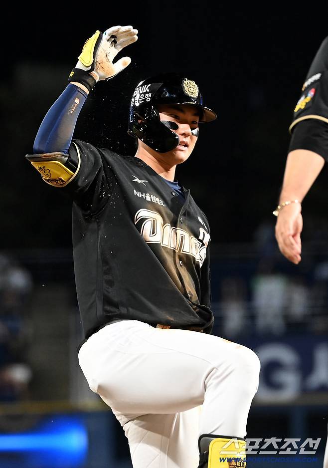 18일 창원NC파크에서 열린 삼성과 NC의 경기, 2회말 2사 만루 NC 김주원이 3타점 3루타를 치고 기쁨을 나누고 있다. 창원=허상욱 기자wook@sportschosun.com/2025.09.18/