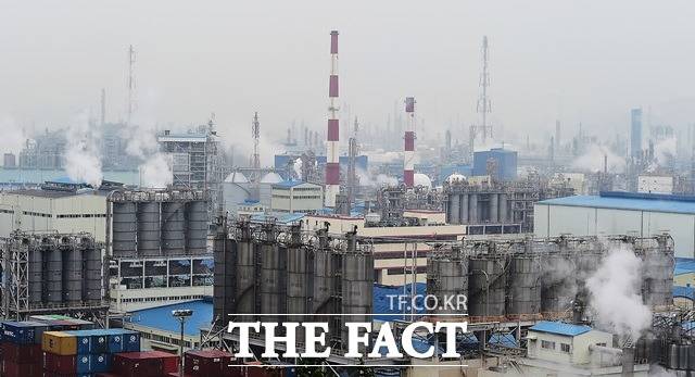 중국발 저가공세로 국내 석유화학 업계가 불황에 신음하면서 국내 최대 석유화학 산업단지인 여수 산단이 위기에 처했다는 진단이 나왔다. 여수산단 전경. /더팩트 DB