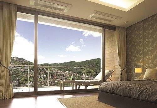 재일교포 건축가 이타미 준이 설계한 홍진경의 집은&nbsp;탁월한 조망이 특징. 내부에 히노끼탕도 갖추고 있다.&nbsp;