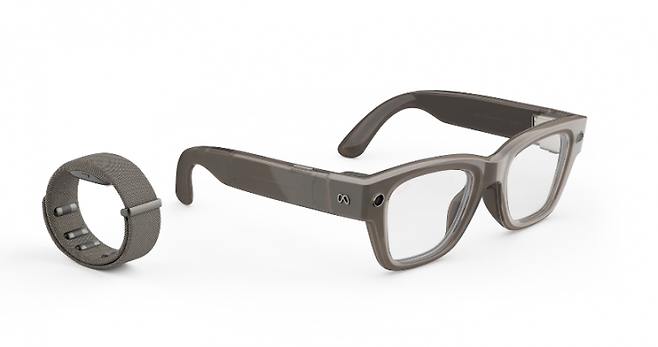 17일(현지시간) '메타 커넥트 2025'에서 처음 소개된 '메타-레이밴 디스플레이'와 조작용 손목밴드인 '메타 뉴럴 밴드.' 사진제공=메타