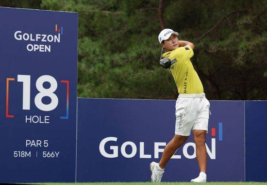 조우영이 골프존 오픈 1라운드 18번 홀에서 티샷을 하고 있다. KPGA 제공