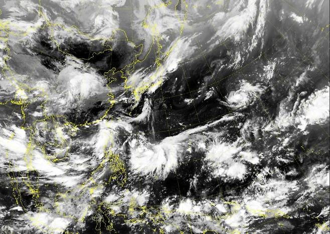 2025년 ‘트리플 가을태풍’ 초읽기 예상경로?=2025년 가을태풍인 17호 미탁, 18호 라가사, 19호 너구리 등 3개 태풍이 연달아 발생할 가능성이 높아졌다. 태풍 전 단계 '열대저압부' 3개 세력이 현재 동아시아에 접하는 북서태평양 바다에서 활동 중이다. 17호 태풍 ‘미탁’과 18호 태풍 ‘라가사’ 19호 태풍 ‘너구리’가 곧 발생할 예정인 가운데 한반도에 어떤 영향을 미칠지 관심이 모아지고 있다. ⓒ기상청:태풍 감시 구름영상