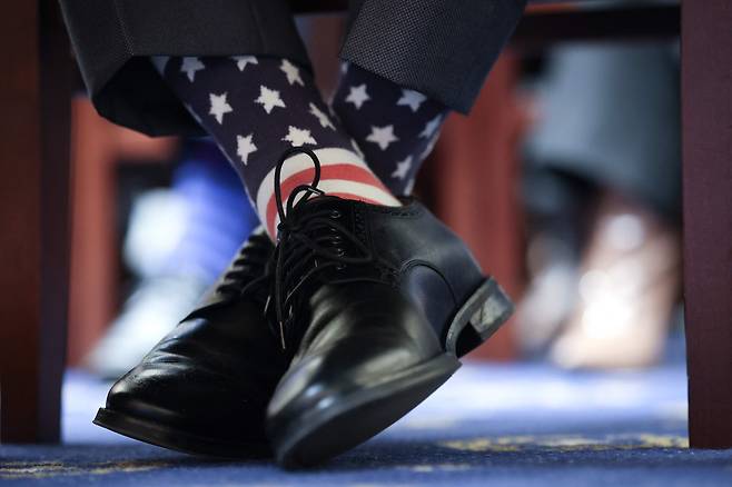 17일 워싱턴 D.C. 레이번 하원 사무관청에서 열린 하원 사법위원회 청문회에서 증언 중인 연방수사국(FBI) 국장 카시 파텔이 착용한 성조기 무늬 양말/AFP 연합뉴스