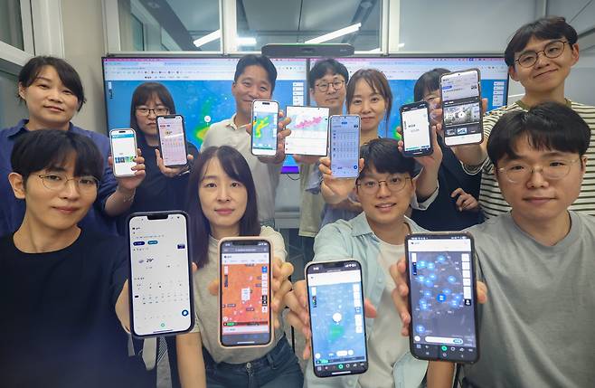 2025년 9월 8일 오후 경기도 성남 네이버 사옥에서 네이버 날씨재해재난팀 팀원들이 스마트폰에 나오는 네이버 날씨 서비스를 보여주고 있다./장련성 기자