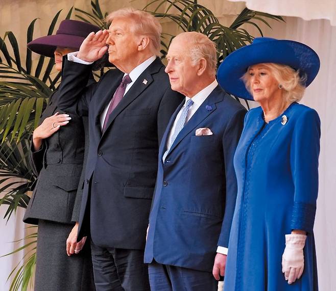17일 영국을 국빈 방문한 도널드 트럼프 미국 대통령 부부가 찰스 3세 국왕 부부와 함께 윈저성에서 열린 환영 행사에서 국기에 대한 경례를 하고 있다. /AP 연합뉴스