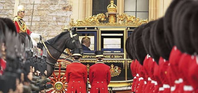 영국 간 트럼프, 황금 마차 타고 윈저성에 - 영국을 국빈 방문한 도널드 트럼프 대통령이 17일 황금 마차를 타고 버크셔주(州) 윈저성에 도착해 왕실 근위대를 사열하고 있다. 첫 임기 당시인 2019년에 이은 두 번째 국빈 방문으로, 영국을 두 번 국빈 방문한 미 대통령은 트럼프가 처음이다. 트럼프를 환영하기 위해 역대 최대 규모의 의장대가 동원됐다. 영국 정부가 왕실의 ‘소프트 파워’를 활용해 영미 관계의 각별함을 부각하고, 트럼프 정부와의 우호 관계를 공고히 하려는 것이란 분석이 나온다. /AP 연합뉴스