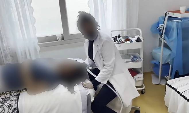 제주경찰청은 지난 17일 오후 제주시 연동 다세대주택에서 불법 의료행위를 한 중국인을 검거했다./제주경찰청